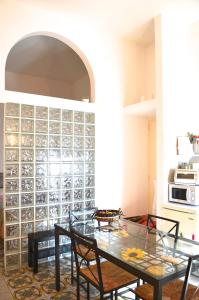 comedor con pared de cristal en Belvedere Piano di Sorrento, en Piano di Sorrento