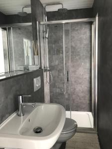 ブダカラースにあるLupaGlampingのバスルーム(洗面台、トイレ、シャワー付)