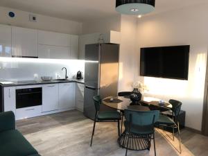 Kuchyňa alebo kuchynka v ubytovaní Apartament LUX Green basen SPA Pięć Mórz Sianożęty