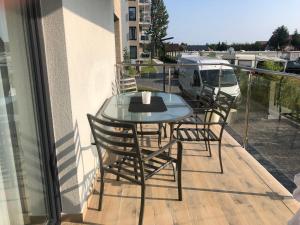 Balkón alebo terasa v ubytovaní Apartament LUX Green basen SPA Pięć Mórz Sianożęty