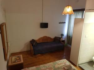 een woonkamer met een bank en een televisie bij Trianon in Paphos City