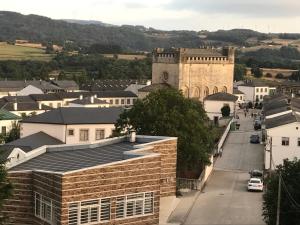 uma vista para uma cidade com um edifício e uma rua em Pensión Portomiño em Portomarin