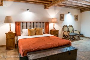 Tempat tidur dalam kamar di Hotel El Cristo