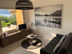 ein Wohnzimmer mit Sofa und Fernseher in der Unterkunft Sander House in Malcesine + 32 Fotos