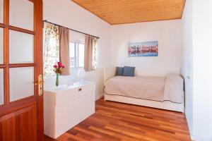 Habitación pequeña con cama y ventana en El Balcón del Sol, en Arucas