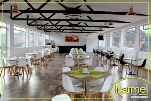 Un restaurante u otro lugar para comer en Hotel Karmel