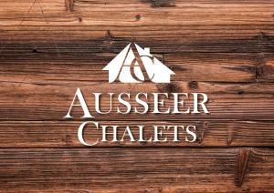 a sign on a wooden wall that reads aesiger chiefs at Ausseer Chalet (nahe Hallstatt), Appartements in Bad Aussee