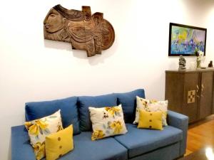 En TV eller et underholdningssystem på Galle Fairway - Brand new 2 bedroom Apartment