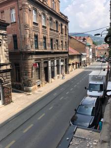 een straat met auto's aan de kant van de weg bij Antwerp appartments in Sarajevo