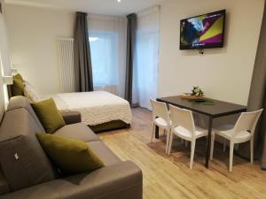 Televízia a/alebo spoločenská miestnosť v ubytovaní River Inn Arco
