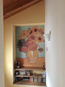 une peinture de fleurs dans un vase sur un mur dans l'établissement Lu can, à Picerno