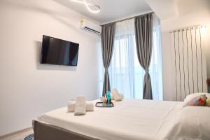 a room with a bed with a tv on the wall at Gota Place between lake and sea in Mamaia
