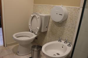 łazienka z toaletą i umywalką w obiekcie Eclat Suites Hotel Boutique w mieście Villa Mercedes