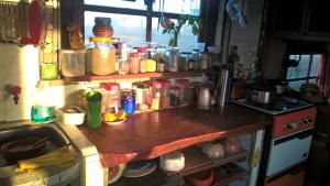 una cocina con encimera con muchos artículos en manik, en La Pedrera