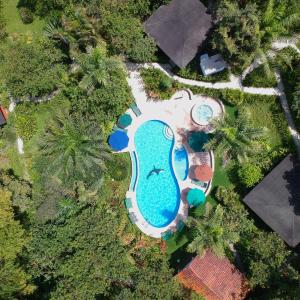 una vista aérea de una piscina en un complejo en Cabañas Bambu Mindo, en Mindo