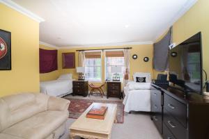 ein Wohnzimmer mit einem Sofa und einem Bett in der Unterkunft TOWNHOUSE 222 in New York