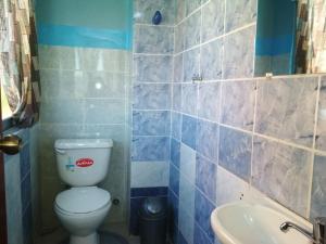 a bathroom with a toilet and a sink at habitación privada y confortable in La Paz