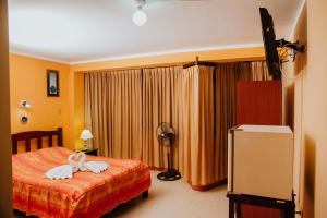 um quarto com uma cama com duas toalhas em Hotel Amoretto em Trujillo
