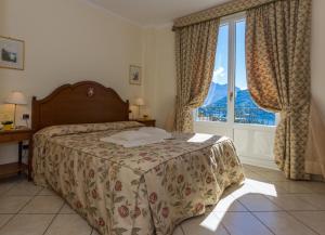 A bed or beds in a room at Hotel La Perla