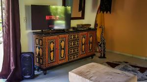 TV a/nebo společenská místnost v ubytování Villa Strelitzia Cabarete