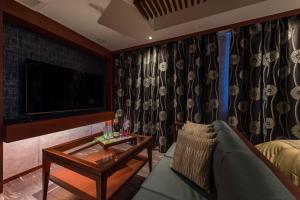 a living room with a couch and a table at Hotel Zen Ichinomiya (Adult Only) in Ichinomiya