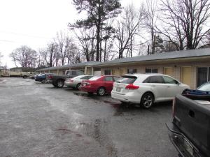 um grupo de carros estacionados num parque de estacionamento em Parsons Inn Downtown Parsons,Tn em Parsons