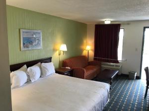 a hotel room with a bed and a couch at Scottish Inns Augusta in Augusta