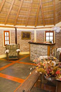 - un salon avec des chaises, une table et un comptoir dans l'établissement Hosteria de Campo Valdemoro, à Gualeguaychú