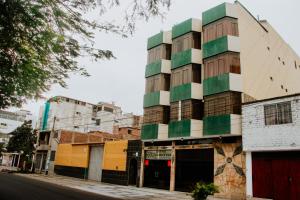un edificio al lado de una calle en Hotel Amoretto, en Trujillo