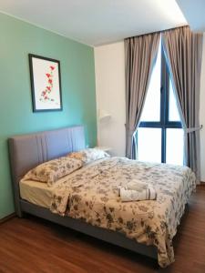 1 dormitorio con cama y ventana en 2BR Jazz Suites Vivacity Megamall Kuching Sarawak, en Kuching
