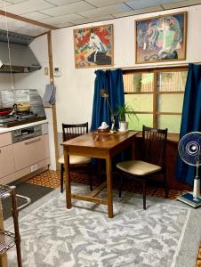 MiharaにあるRiver, Mountain Retreat at 四万十Accommodationのキッチン(木製のテーブル、椅子付)