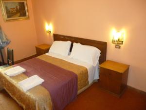 Een bed of bedden in een kamer bij Hotel Gloria