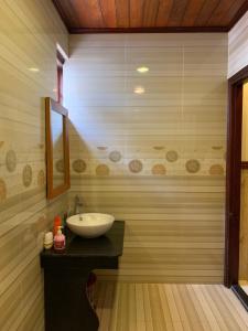 
A bathroom at Qua Cam Tim Homestay

