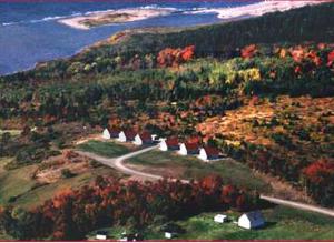 una vista aerea di un'isola alberata e di una strada di Chisholms of Troy Coastal Cottages a Port Hawkesbury