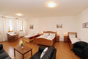 uma sala de estar com duas camas e um sofá em Penzion U Chodskeho Hradu em Domazlice