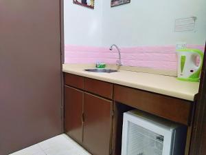 een badkamer met een wastafel en een spiegel bij Homestay Pagar Buruk Bukit Merah L4 - AIR CONDITIONED in Kampong Selemat