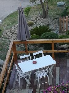 een tafel en stoelen en een parasol op een terras bij Isabel in Crotone