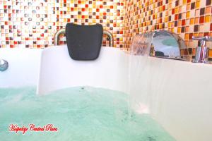 e bagno con vasca e fontana. di Hospedaje Central Piura a Piura