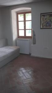 een woonkamer met een bed en een raam bij Apartments and Rooms Deskovic in Mošćenička Draga