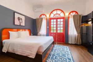 Un pat sau paturi într-o cameră la The Poppy Villa & Hotel