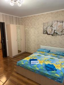 リュベルツィにあるInitsiativnaya 13のベッドルーム1室(ベッド1台、サイン付)