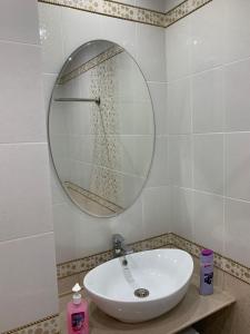 リュベルツィにあるInitsiativnaya 13のバスルーム(白い洗面台、鏡付)