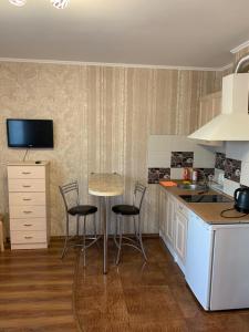 リュベルツィにあるInitsiativnaya 13のキッチン(椅子3脚、テーブル、シンク付)