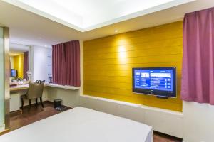 TV a/nebo společenská místnost v ubytování Newrise Hotel