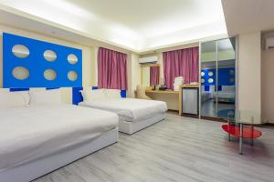 Postel nebo postele na pokoji v ubytování Newrise Hotel