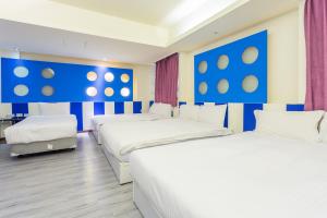 Postel nebo postele na pokoji v ubytování Newrise Hotel