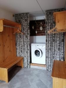 eine Waschküche mit Waschmaschine in der Unterkunft Appartement Seppi in Innsbruck