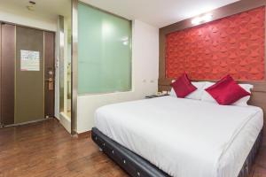 Postel nebo postele na pokoji v ubytování Newrise Hotel