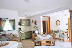 uma cozinha e sala de jantar com mesa e cadeiras em RosArancio em Bassano del Grappa