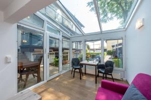 コンスタンツにあるGästehaus Holzerのリビングルーム(テーブル、椅子、窓付)